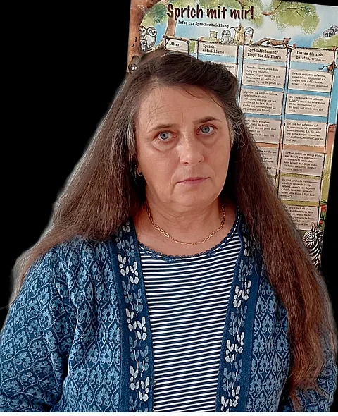 Leere Zahnarztpraxis mit modernem Stuhl und Ausstattung.